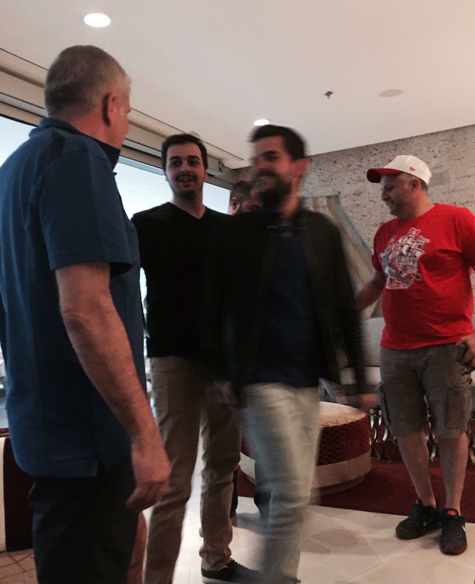 Οπαδοί του Ολυμπιακού έβγαζαν φωτογραφίες με τον Ομπράντοβιτς και του ευχήθηκαν [εικόνες] | iefimerida.gr 0