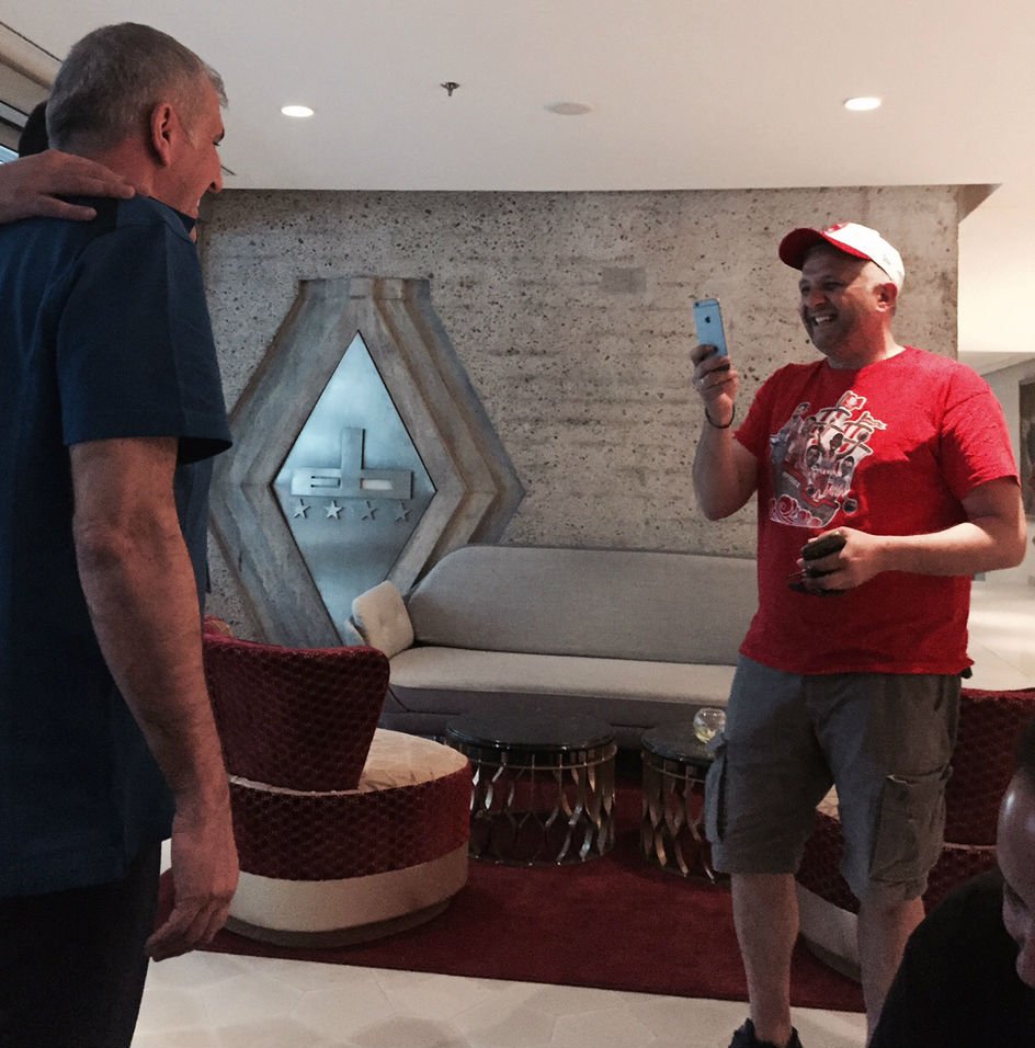 Οπαδοί του Ολυμπιακού έβγαζαν φωτογραφίες με τον Ομπράντοβιτς και του ευχήθηκαν [εικόνες] | iefimerida.gr 1