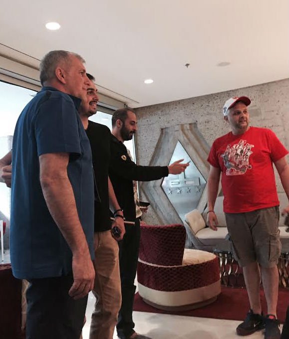 Οπαδοί του Ολυμπιακού έβγαζαν φωτογραφίες με τον Ομπράντοβιτς και του ευχήθηκαν [εικόνες] | iefimerida.gr 2