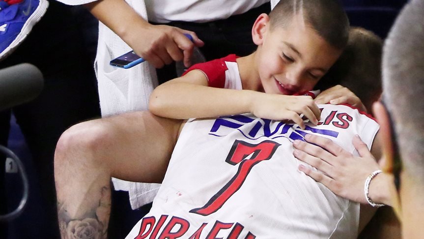 Ο γιος κοιμόταν και ο μπαμπάς Σπανούλης οργίαζε – Η στοργική αγκαλιά στον μικρό στο τέλος [εικόνες & βίντεο] | iefimerida.gr 3