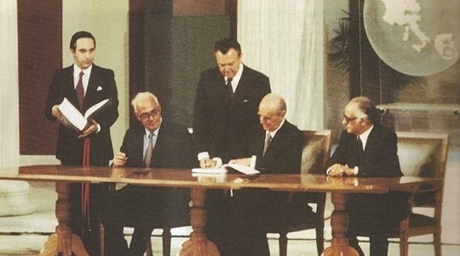 Σαν σήμερα η Ελλάδα μπήκε στην ΕΟΚ [βίντεο] | iefimerida.gr 2