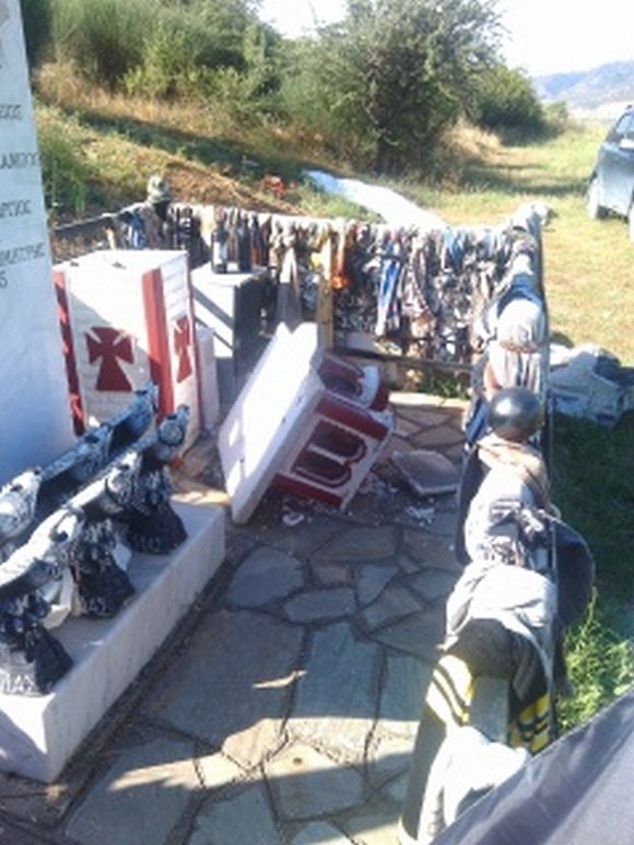 Ντροπή: Βεβήλωσαν μνημείο στα Τέμπη για τους νεκρούς οπαδούς του ΠΑΟΚ [εικόνες] | iefimerida.gr 0