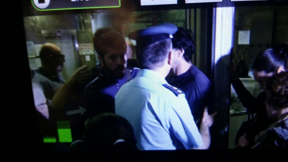 Ο αστυνομικός που αντιμετώπισε τη Ζωή σε ένταση με τους εργαζομένους του «Πεντελικόν» [βίντεο & εικόνες] | iefimerida.gr 3