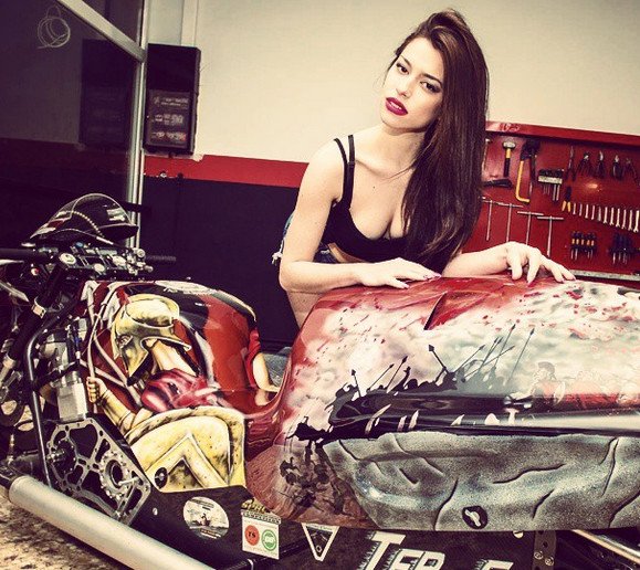 Μύκονος: Αδειασαν 15 σαμπάνιες στο σώμα της Μις Θράκη  -Η προκλητική απάντηση στο κράξιμο [βίντεο & εικόνες] | iefimerida.gr 3