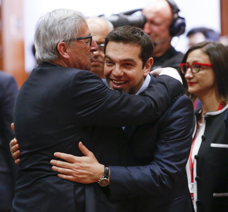 Απτόητος ο Γιούνκερ, συνεχίζει τα αστειάκια στον Τσίπρα: Ρίχνει σκαμπιλάκι, τον γραβατώνει, περπατάει χεράκι-χεράκι μαζί του [εικόνες] | iefimerida.gr 7