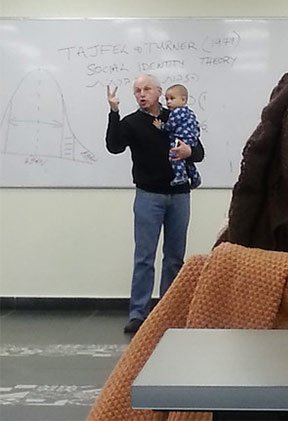 Εγινε viral: Η απίστευτη αντίδραση καθηγητή όταν ένα μωρό άρχισε να κλαίει στη διάλεξή του [εικόνες] | iefimerida.gr 1