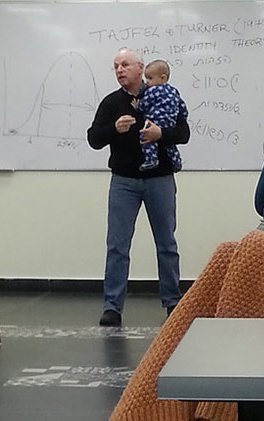 Εγινε viral: Η απίστευτη αντίδραση καθηγητή όταν ένα μωρό άρχισε να κλαίει στη διάλεξή του [εικόνες] | iefimerida.gr 0