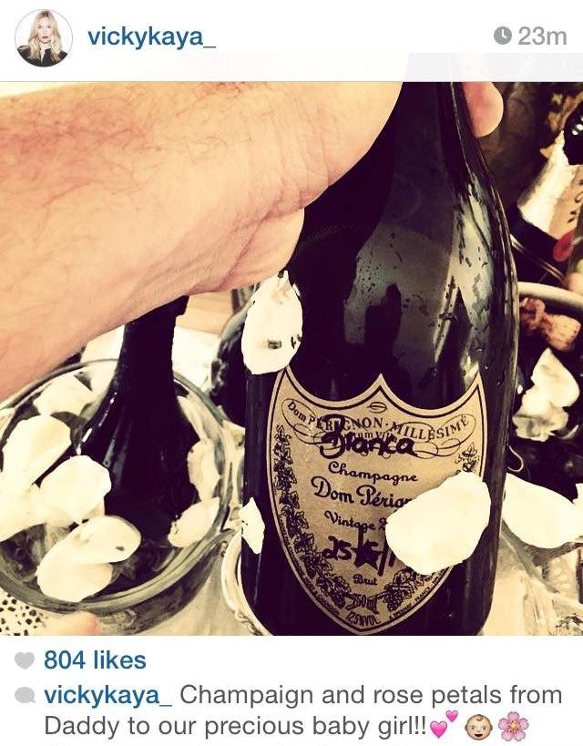 Σαμπάνια και ροζ πέταλα για την Μπιάνκα της Βίκυς Καγιά [εικόνες] | iefimerida.gr 0