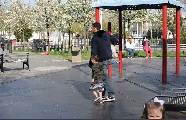 Σοκαριστικό -Πόσο εύκολα μπορεί ένας ξένος να κλέψει ένα παιδί [εικόνες & βίντεο] | iefimerida.gr 5