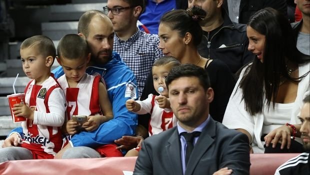 Ο γιος κοιμόταν και ο μπαμπάς Σπανούλης οργίαζε – Η στοργική αγκαλιά στον μικρό στο τέλος [εικόνες & βίντεο] | iefimerida.gr 5