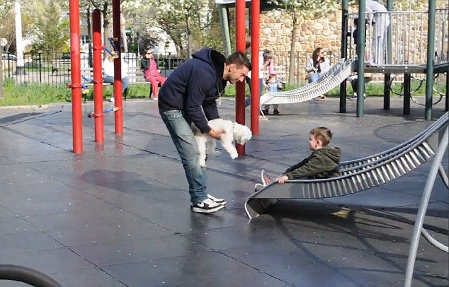 Σοκαριστικό -Πόσο εύκολα μπορεί ένας ξένος να κλέψει ένα παιδί [εικόνες & βίντεο] | iefimerida.gr 4