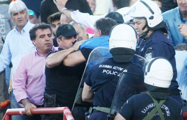 Ξύλο Κούγια-ΕΛ.ΑΣ. -Εφυγε με σκισμένη μπλούζα [εικόνες & βίντεο] | iefimerida.gr 1