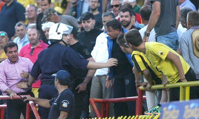 Ξύλο Κούγια-ΕΛ.ΑΣ. -Εφυγε με σκισμένη μπλούζα [εικόνες & βίντεο] | iefimerida.gr 2