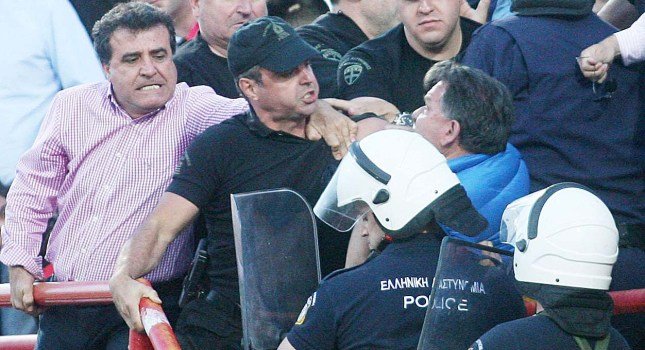 Ξύλο Κούγια-ΕΛ.ΑΣ. -Εφυγε με σκισμένη μπλούζα [εικόνες & βίντεο] | iefimerida.gr 3