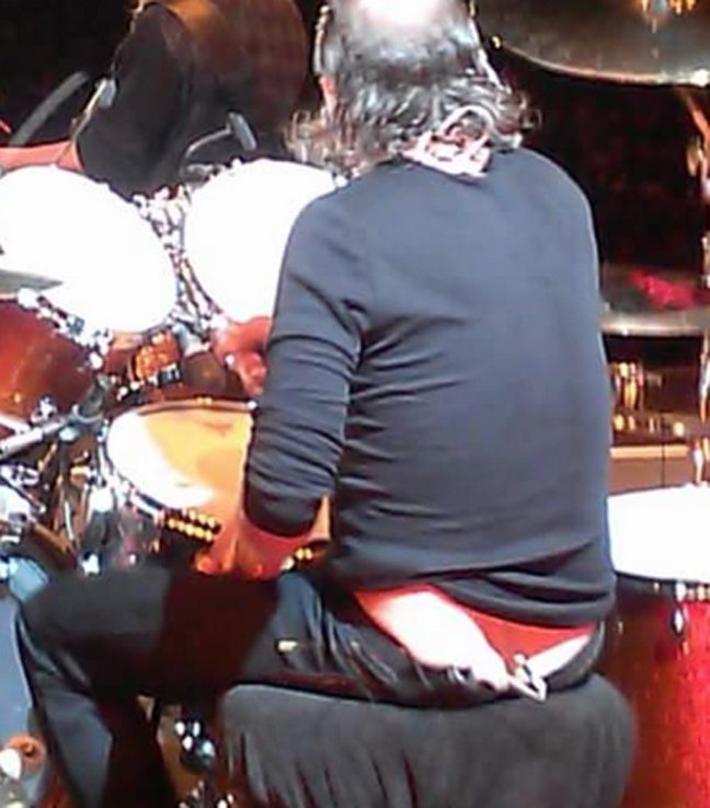 Το κόκκινο στρινγκ του ντράμερ των Metallica επί σκηνής [εικόνα] | iefimerida.gr 0