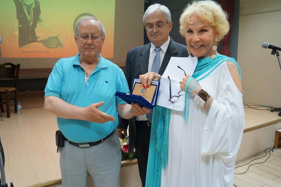 Η Ζωή Λάσκαρη βραβεύτηκε σε εκδήλωση για τον Νίκο Κούρκουλο [εικόνες] | iefimerida.gr 0