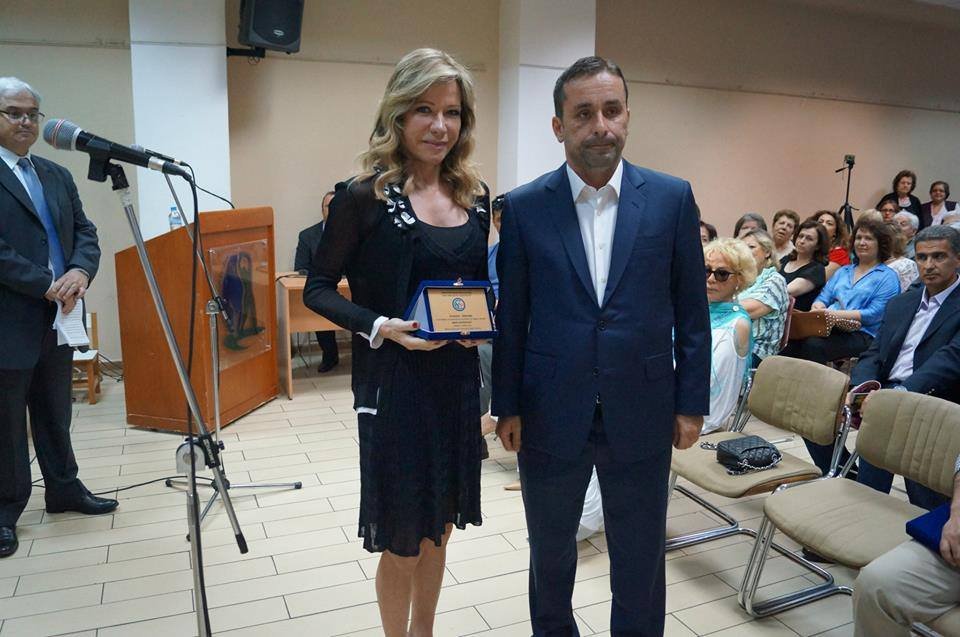 Η Ζωή Λάσκαρη βραβεύτηκε σε εκδήλωση για τον Νίκο Κούρκουλο [εικόνες] | iefimerida.gr 2