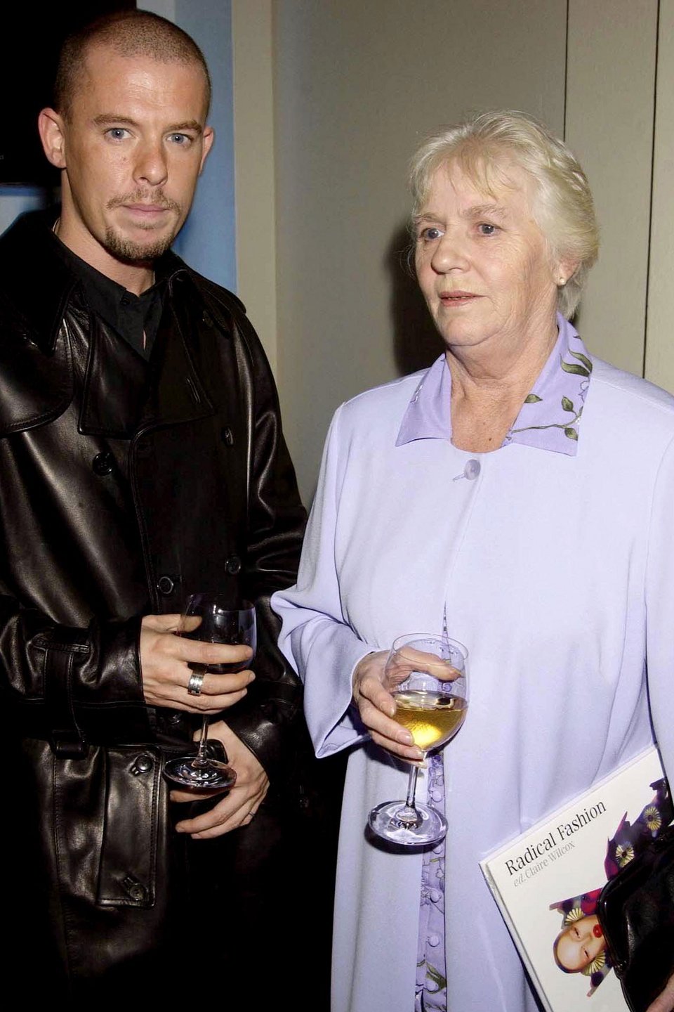 Η αδερφή του Αλεξάντερ Μακ Κουίν εξομολογείται: Νιώθω ένοχη για τη σεξουαλική κακοποίησή του [εικόνες] | iefimerida.gr 3