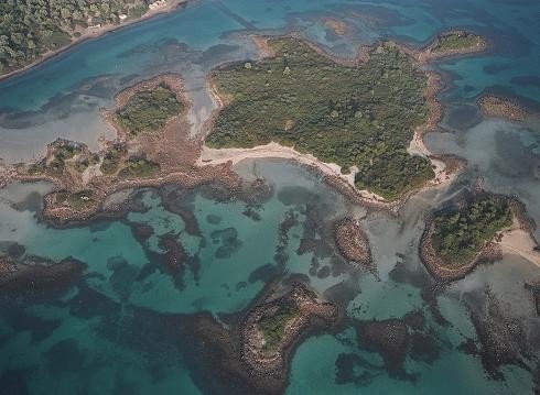 Οι Σεϋχέλλες της Ελλάδας: Τα άγνωστα νησάκια με τα τιρκουάζ νερά, 1,5 ώρα από την Αθήνα [εικόνες & βίντεο] | iefimerida.gr 2