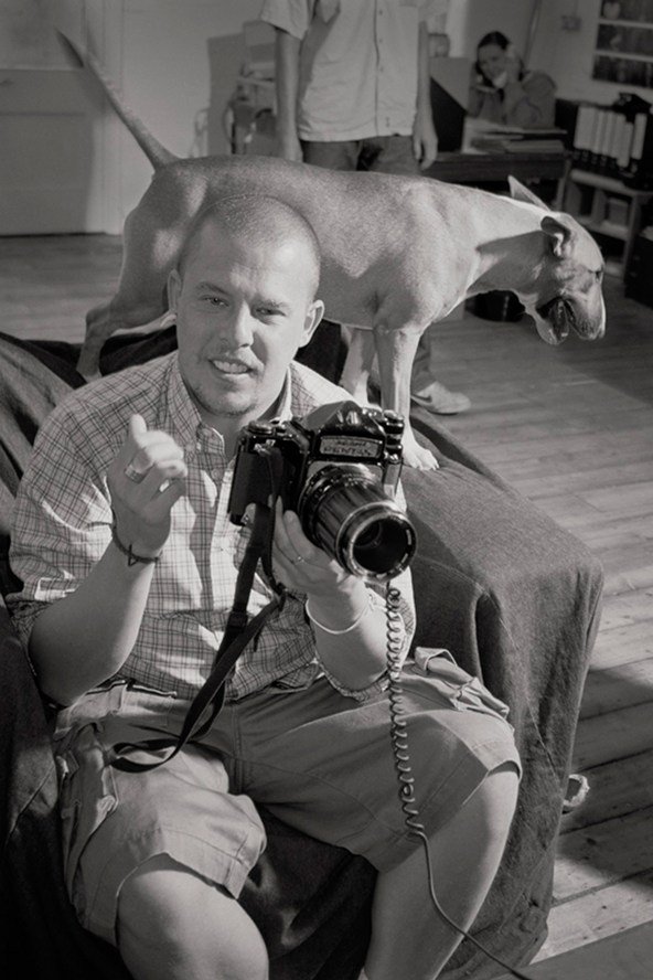 Η αδερφή του Αλεξάντερ Μακ Κουίν εξομολογείται: Νιώθω ένοχη για τη σεξουαλική κακοποίησή του [εικόνες] | iefimerida.gr 7