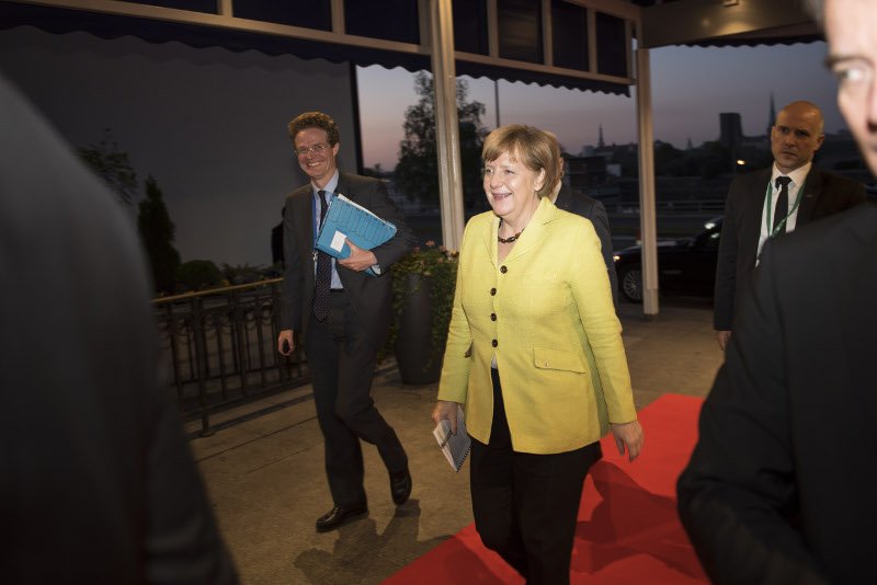 Στα παρασκήνια της συνάντησης Τσίπρα-Μέρκελ-Ολάντ: Χαμόγελα, χειραψίες και σουβλάκια φρούτων [εικόνες] | iefimerida.gr 0