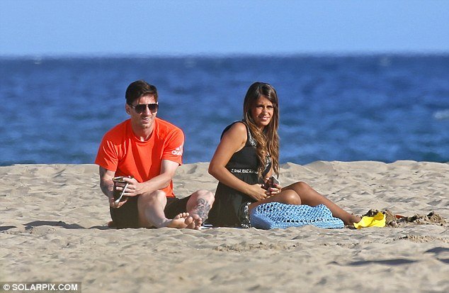 Στιγμές χαλάρωσης για την οικογένεια Μέσι στην παραλία [εικόνες] | iefimerida.gr 0