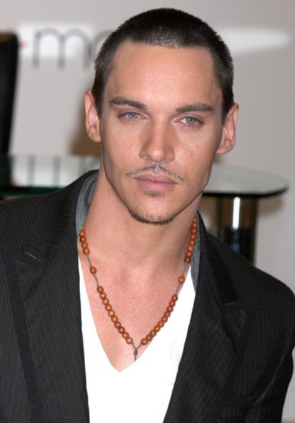 Σοκάρει ο Jonathan Rhys Meyers -Ξεκούμπωτο τζιν και τύφλα στο μεθύσι [εικόνες] | iefimerida.gr 5