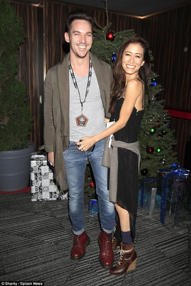 Σοκάρει ο Jonathan Rhys Meyers -Ξεκούμπωτο τζιν και τύφλα στο μεθύσι [εικόνες] | iefimerida.gr 4