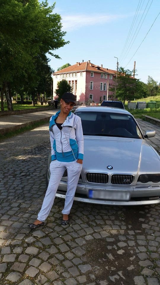 Αυτή είναι η μητέρα της μικρής Αννυς -Προκλητικές πόζες, τσιγαριλίκια και πανάκριβες BMW [εικόνες] | iefimerida.gr 12