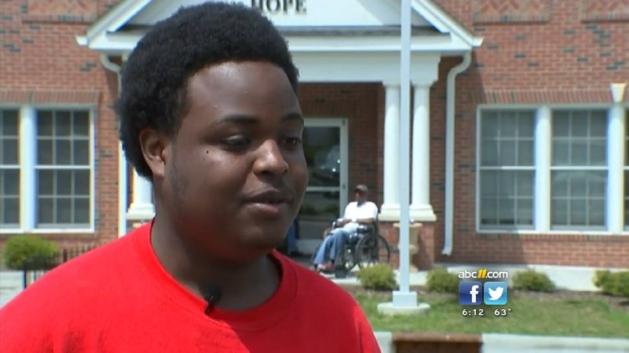 Ο 18χρονος άστεγος που βρήκε στο δρόμο 445 ευρώ και τα επέστρεψε [βίντεο] | iefimerida.gr 0