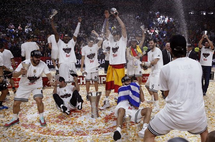 Η μικρή Ελληνίδα που έκλεψε την παράσταση στο Final 4: Η κόρη του Μπουρούση στο βάθρο, τρομαγμένη, σπαράζει από το κλάμα [εικόνες] | iefimerida.gr 1