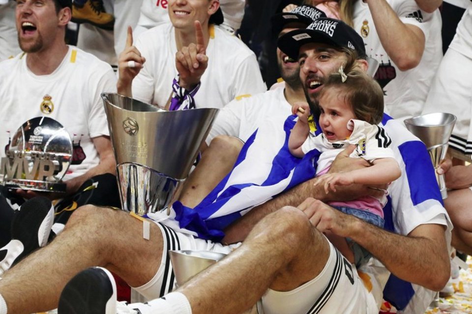 Η μικρή Ελληνίδα που έκλεψε την παράσταση στο Final 4: Η κόρη του Μπουρούση στο βάθρο, τρομαγμένη, σπαράζει από το κλάμα [εικόνες] | iefimerida.gr 2