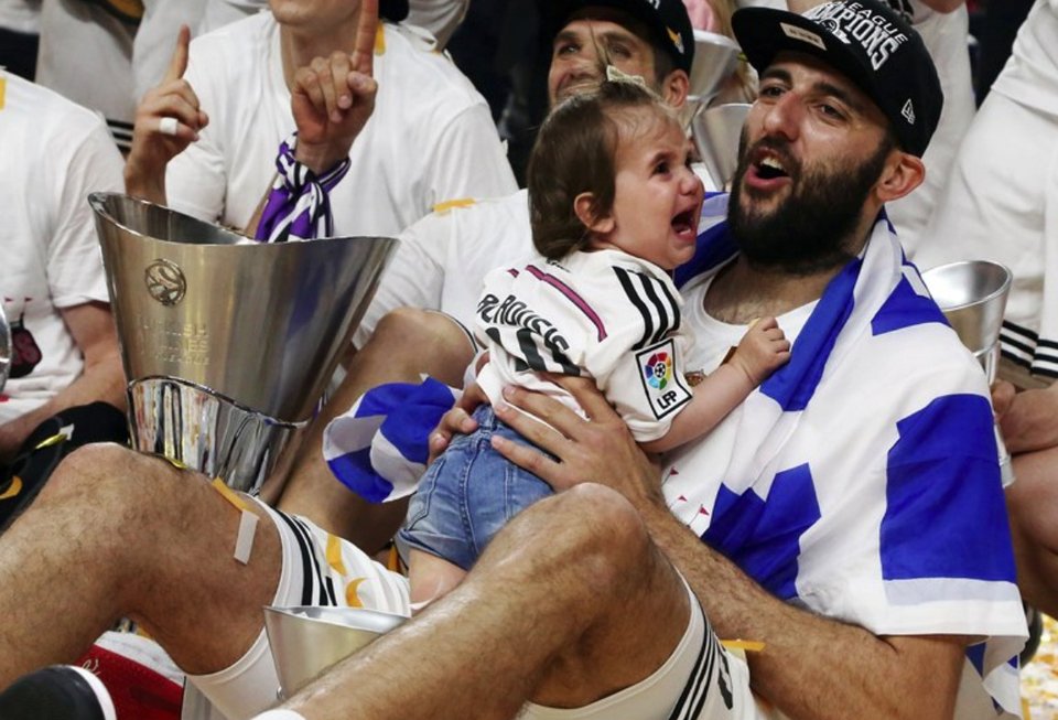 Η μικρή Ελληνίδα που έκλεψε την παράσταση στο Final 4: Η κόρη του Μπουρούση στο βάθρο, τρομαγμένη, σπαράζει από το κλάμα [εικόνες] | iefimerida.gr 3