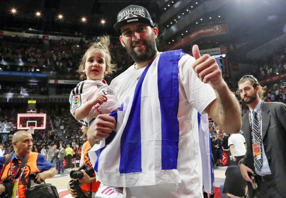 Η μικρή Ελληνίδα που έκλεψε την παράσταση στο Final 4: Η κόρη του Μπουρούση στο βάθρο, τρομαγμένη, σπαράζει από το κλάμα [εικόνες] | iefimerida.gr 4