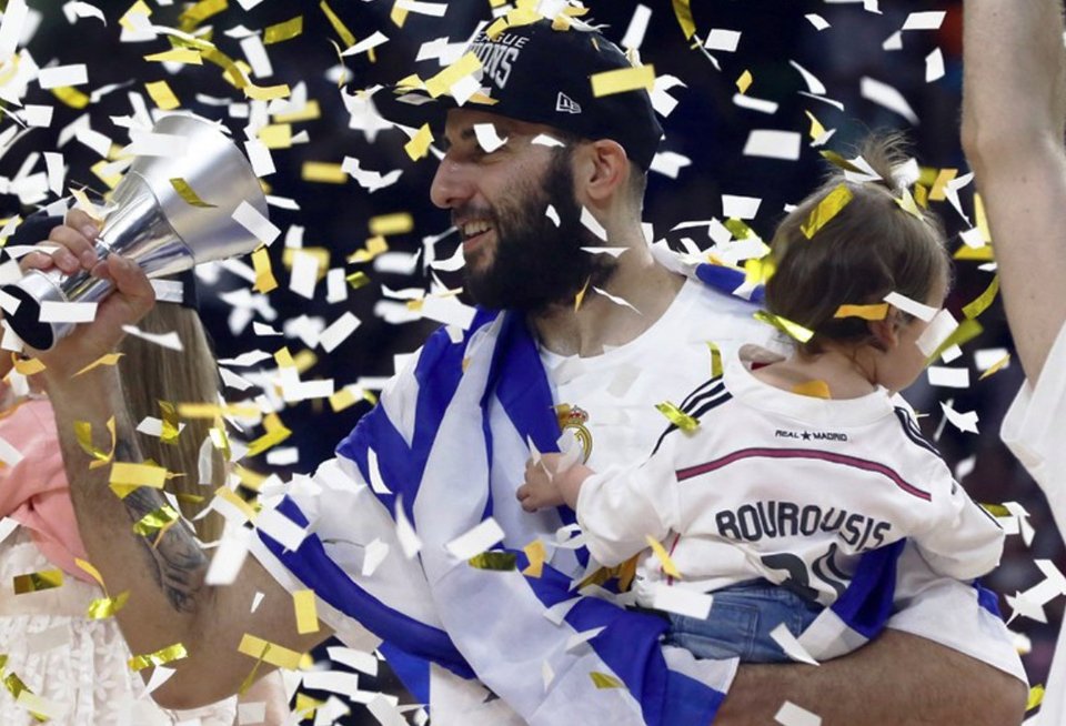 Η μικρή Ελληνίδα που έκλεψε την παράσταση στο Final 4: Η κόρη του Μπουρούση στο βάθρο, τρομαγμένη, σπαράζει από το κλάμα [εικόνες] | iefimerida.gr 5