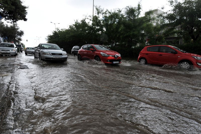 «Βούλιαξε» η Αθήνα από την νεροποντή -Δρόμοι ποτάμια και αιφνιδιασμένοι πεζοί που έτρεχαν να... σωθούν [εικόνες] | iefimerida.gr 0