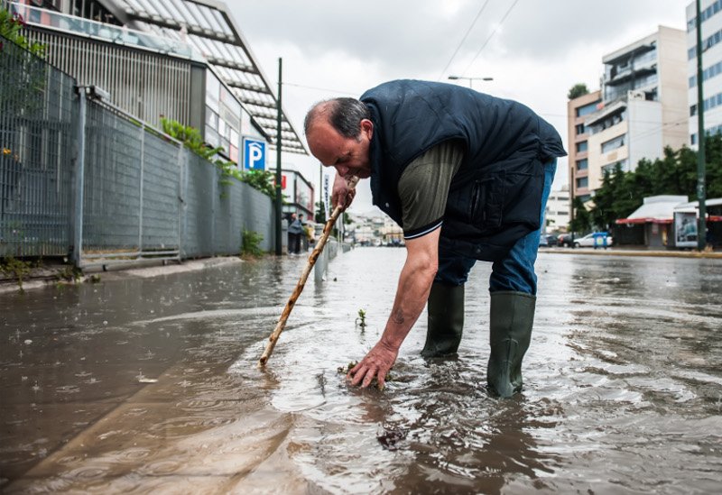 «Βούλιαξε» η Αθήνα από την νεροποντή -Δρόμοι ποτάμια και αιφνιδιασμένοι πεζοί που έτρεχαν να... σωθούν [εικόνες] | iefimerida.gr 9