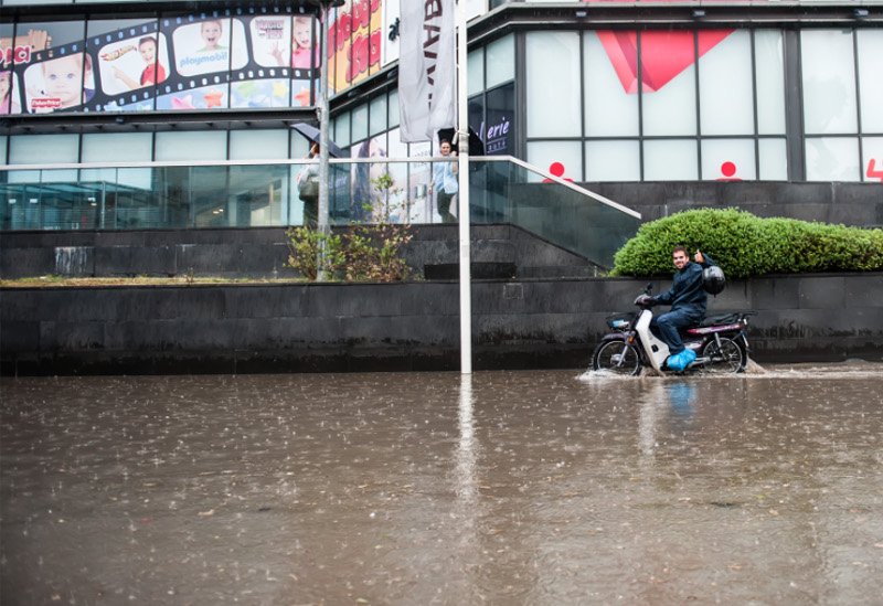 «Βούλιαξε» η Αθήνα από την νεροποντή -Δρόμοι ποτάμια και αιφνιδιασμένοι πεζοί που έτρεχαν να... σωθούν [εικόνες] | iefimerida.gr 11