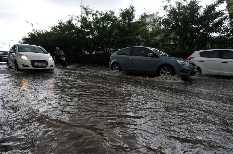 «Βούλιαξε» η Αθήνα από την νεροποντή -Δρόμοι ποτάμια και αιφνιδιασμένοι πεζοί που έτρεχαν να... σωθούν [εικόνες] | iefimerida.gr 2