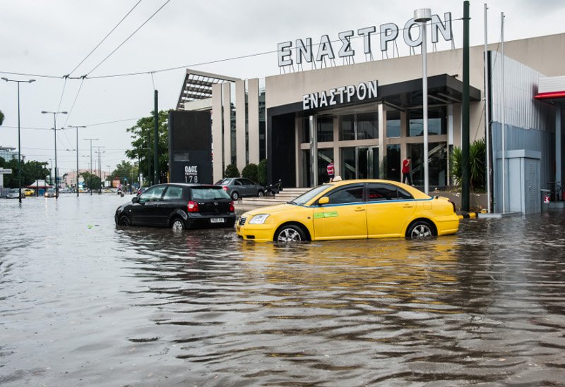 «Βούλιαξε» η Αθήνα από την νεροποντή -Δρόμοι ποτάμια και αιφνιδιασμένοι πεζοί που έτρεχαν να... σωθούν [εικόνες] | iefimerida.gr 3