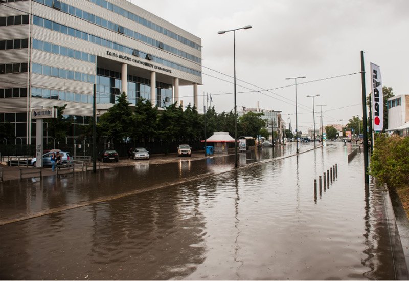 «Βούλιαξε» η Αθήνα από την νεροποντή -Δρόμοι ποτάμια και αιφνιδιασμένοι πεζοί που έτρεχαν να... σωθούν [εικόνες] | iefimerida.gr 4