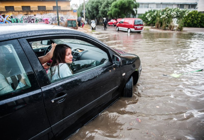 «Βούλιαξε» η Αθήνα από την νεροποντή -Δρόμοι ποτάμια και αιφνιδιασμένοι πεζοί που έτρεχαν να... σωθούν [εικόνες] | iefimerida.gr 5