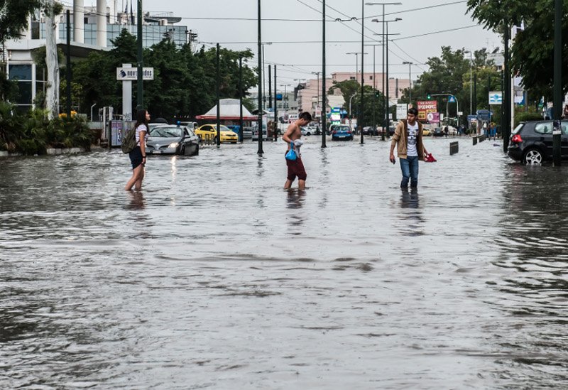 «Βούλιαξε» η Αθήνα από την νεροποντή -Δρόμοι ποτάμια και αιφνιδιασμένοι πεζοί που έτρεχαν να... σωθούν [εικόνες] | iefimerida.gr 6