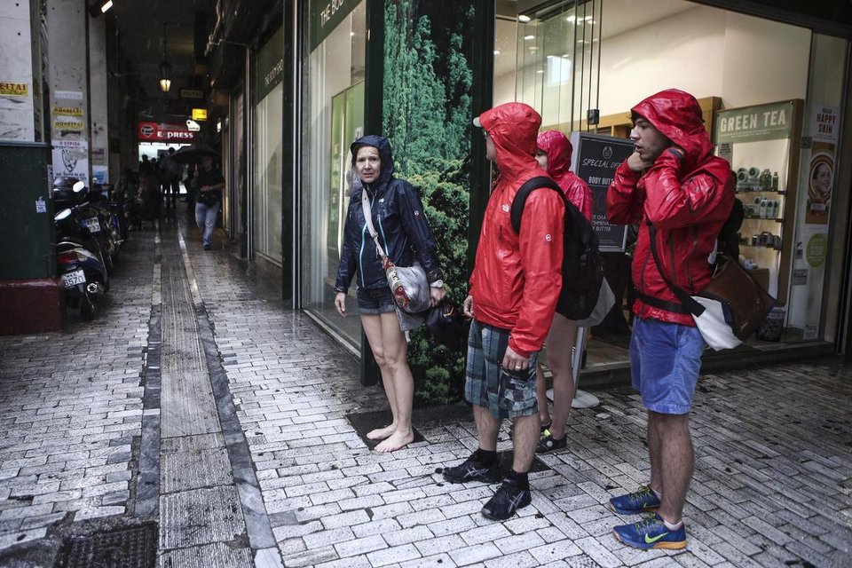 «Βούλιαξε» η Αθήνα από την νεροποντή -Δρόμοι ποτάμια και αιφνιδιασμένοι πεζοί που έτρεχαν να... σωθούν [εικόνες] | iefimerida.gr 13