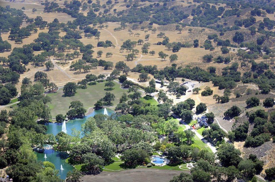 Μέσα στη Neverland: Το απίθανο ράντσο του Μάικλ Τζάκσον, που πουλιέται για 100 εκατ. δολάρια [εικόνες] | iefimerida.gr 3