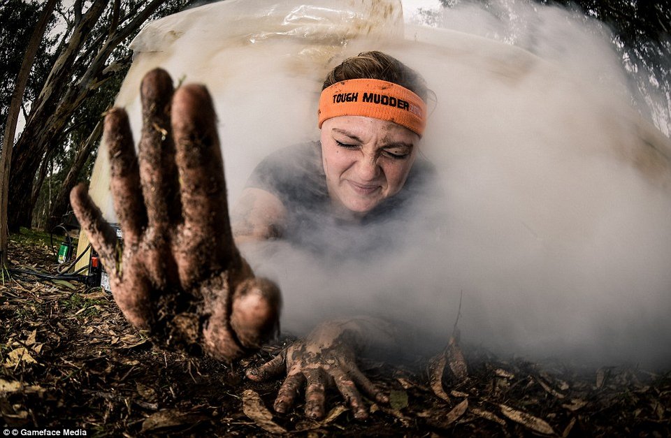 Λάσπες, ηλεκτροπληξίες και συρματοπλέγματα – Ενας διαφορετικός αγώνας [εικόνες]  | iefimerida.gr 3