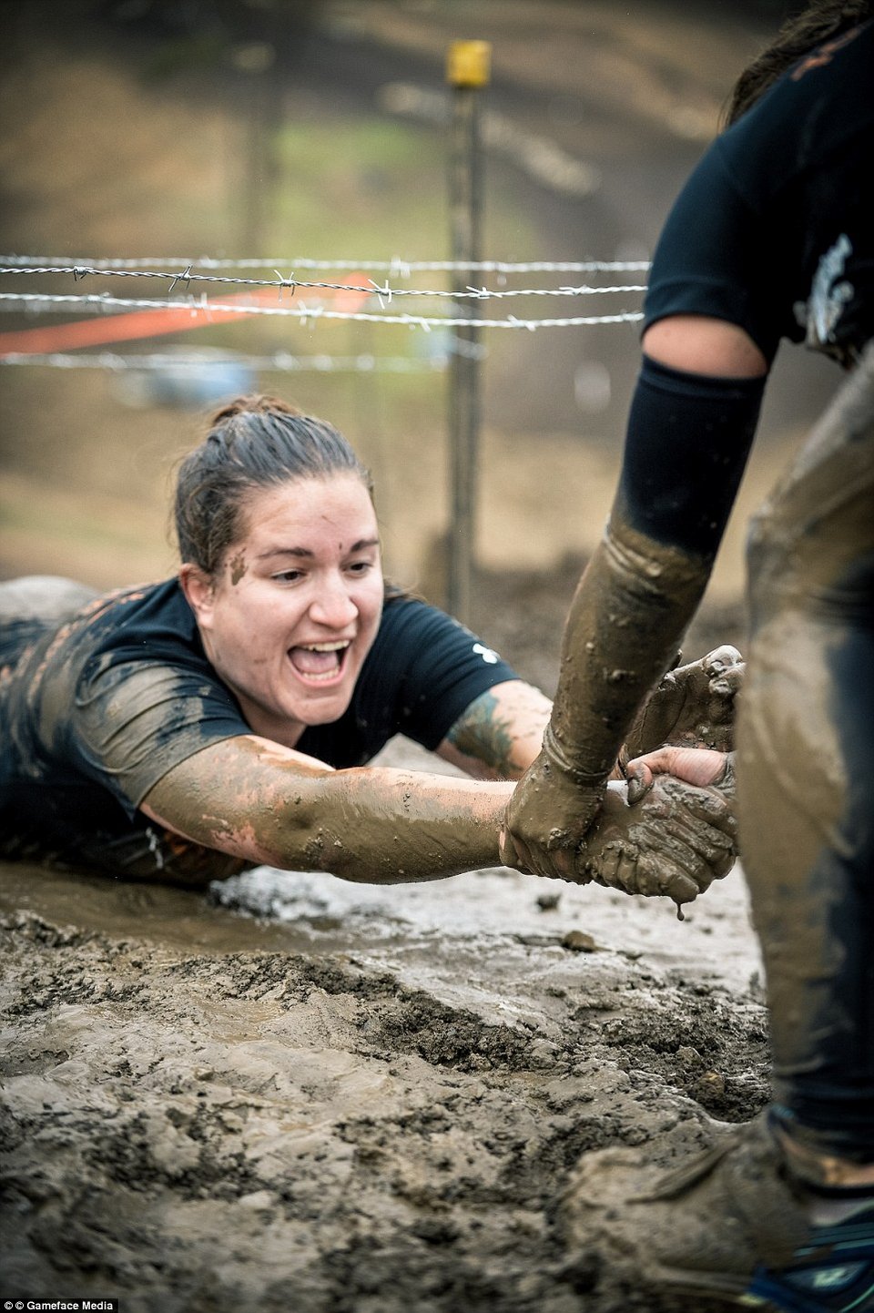 Λάσπες, ηλεκτροπληξίες και συρματοπλέγματα – Ενας διαφορετικός αγώνας [εικόνες]  | iefimerida.gr 5