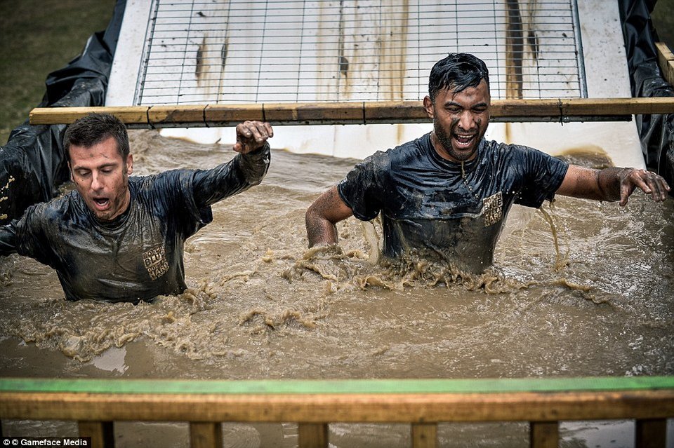 Λάσπες, ηλεκτροπληξίες και συρματοπλέγματα – Ενας διαφορετικός αγώνας [εικόνες]  | iefimerida.gr 0