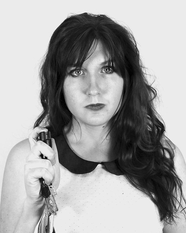 Κλειδιά, σφυρίχτρες βιασμού και σπρέι πιπεριού - Οι γυναίκες φοβούνται και οπλοφορούν [εικόνες]  | iefimerida.gr 1