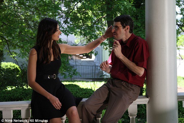 Γυναίκα βλέπει για πρώτη φορά το πρόσωπο του νεκρού της αδερφού σε σώμα ενός άλλου άνδρα [εικόνες]   | iefimerida.gr 0